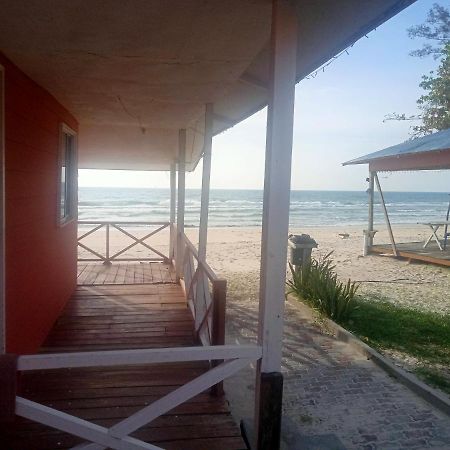 Tumombuvoi Homestay Tiga Papan Buitenkant foto