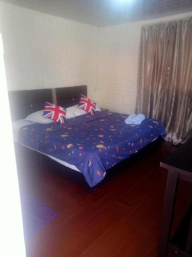 Tumombuvoi Homestay Tiga Papan Buitenkant foto