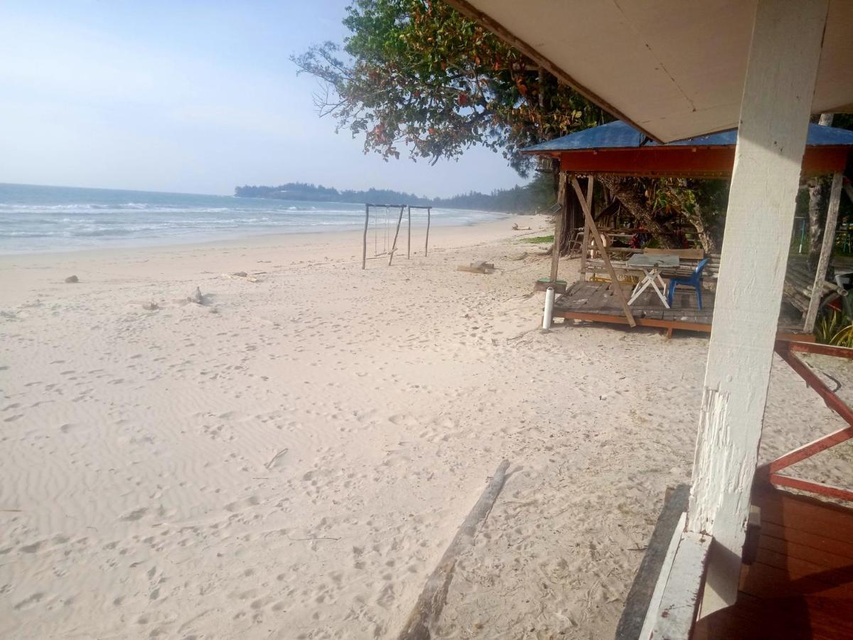 Tumombuvoi Homestay Tiga Papan Buitenkant foto