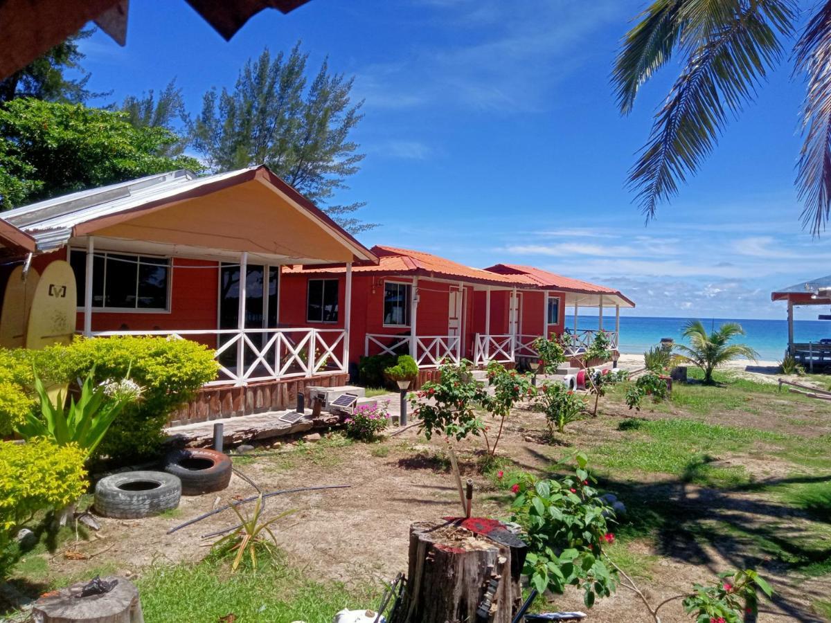 Tumombuvoi Homestay Tiga Papan Buitenkant foto