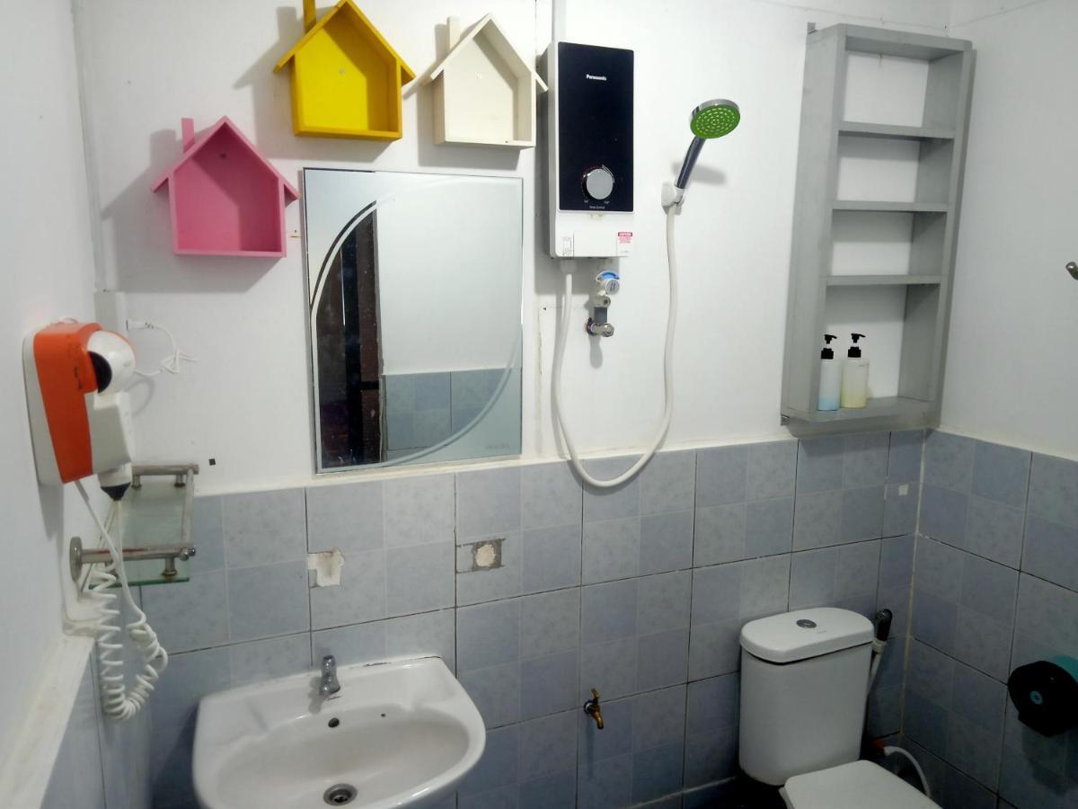 Tumombuvoi Homestay Tiga Papan Buitenkant foto